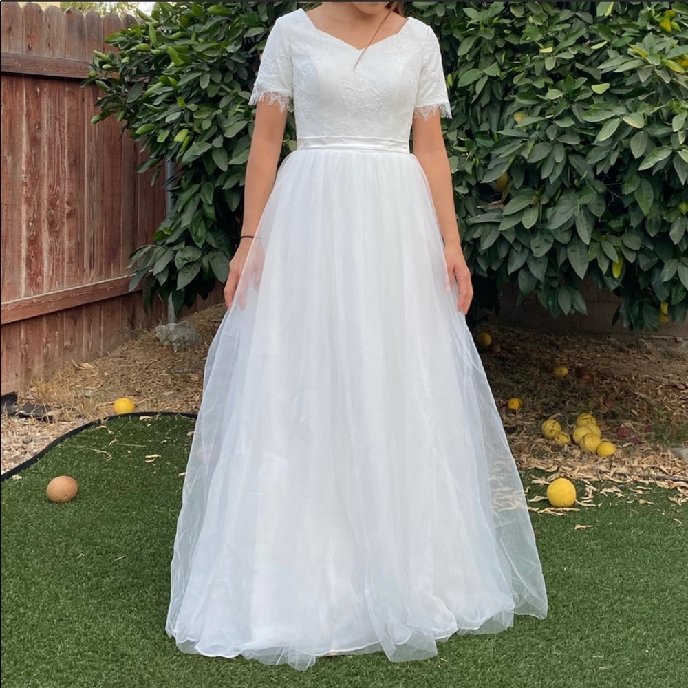 Doris dress size 2/4 modest wedding dress